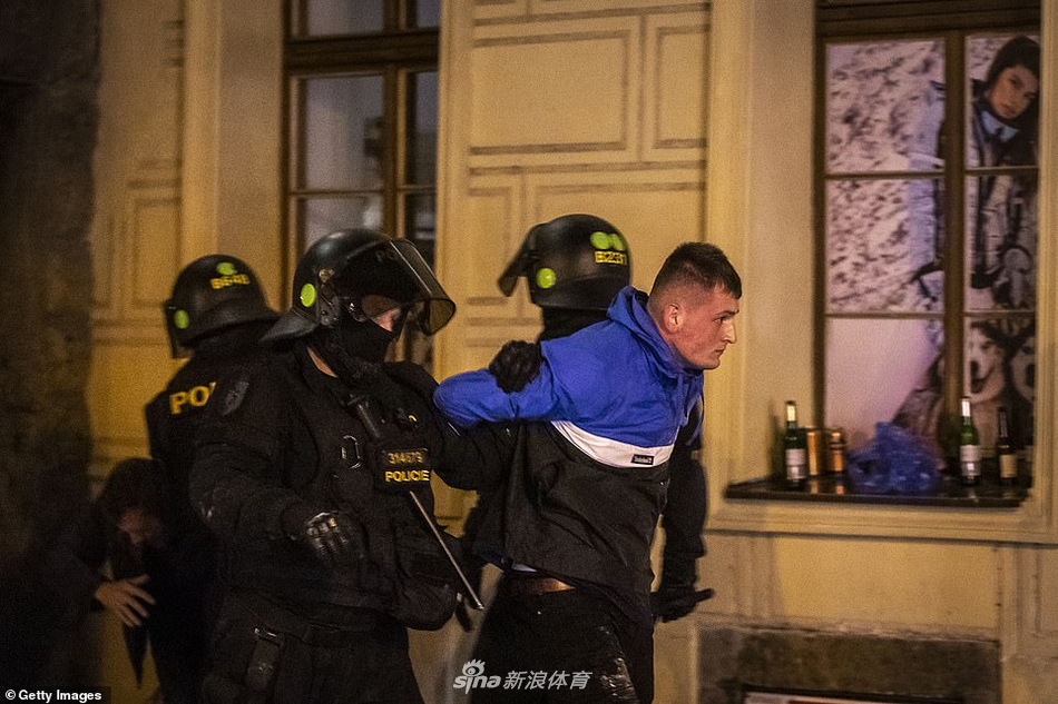 14人被捕!英球迷与警方火爆冲突