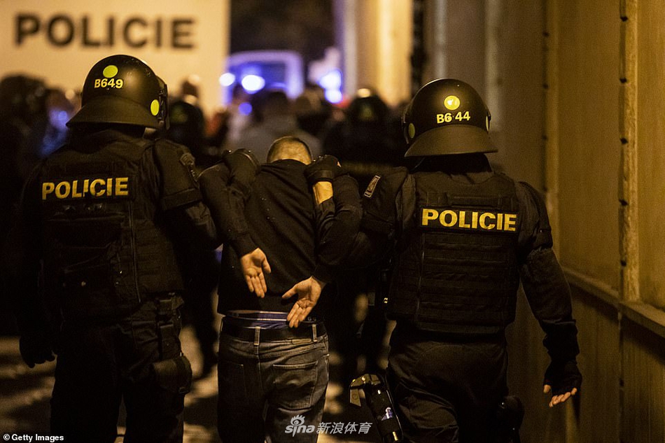 14人被捕!英球迷与警方火爆冲突