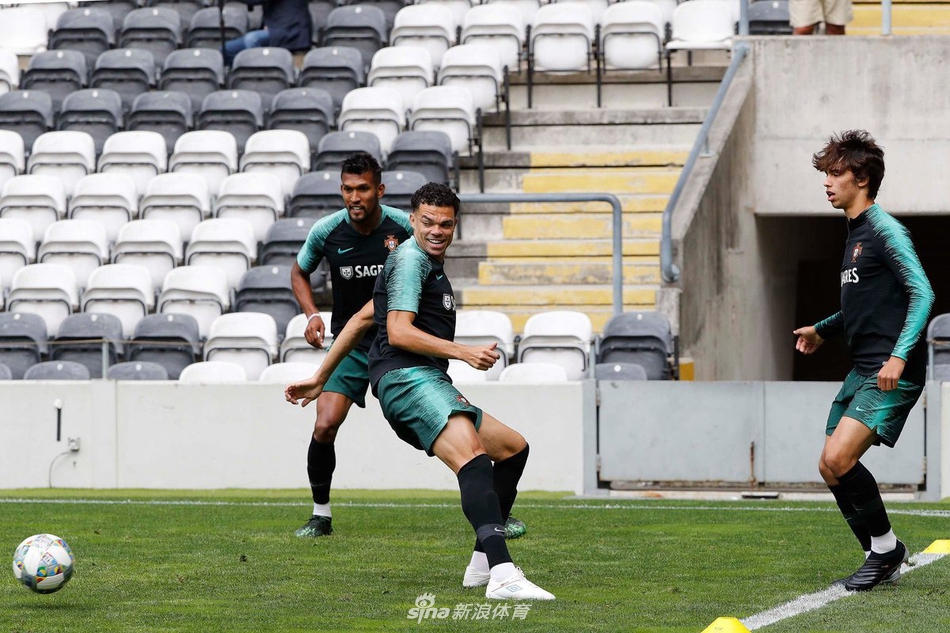 葡萄牙备战欧国联 C罗这小眼神亮了