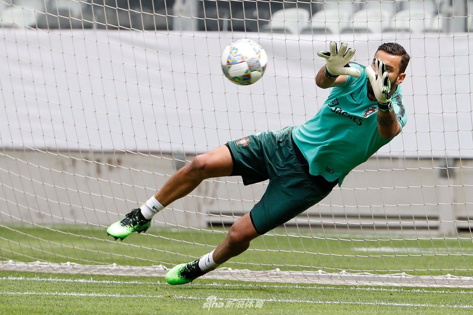 葡萄牙备战欧国联 C罗这小眼神亮了