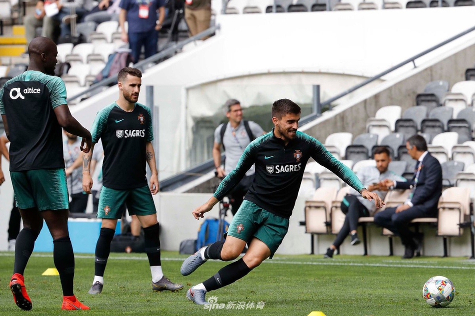 葡萄牙备战欧国联 C罗这小眼神亮了