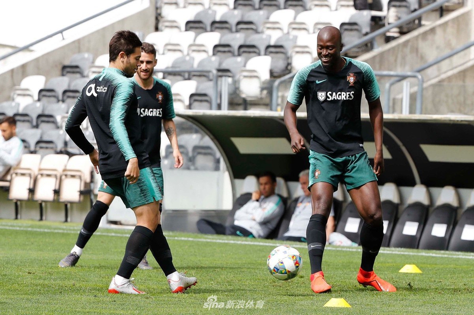 葡萄牙备战欧国联 C罗这小眼神亮了