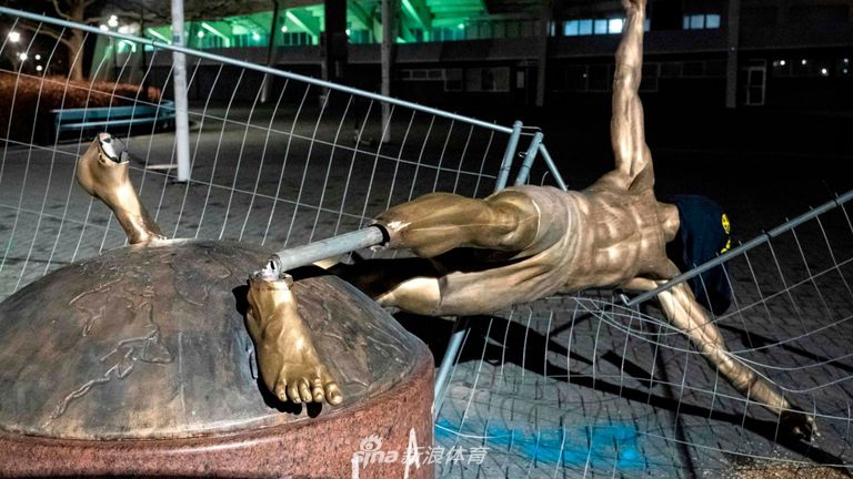 伊布雕像遭损毁！脚被锯断全身掀翻