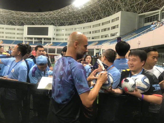 真是宠!曼城对球迷好的真没话说