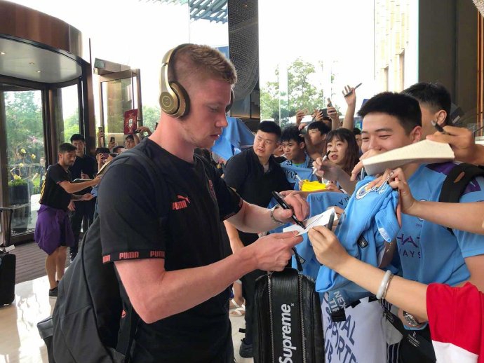 真是宠!曼城对球迷好的真没话说