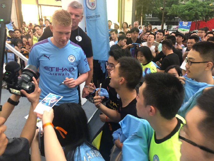 真是宠!曼城对球迷好的真没话说