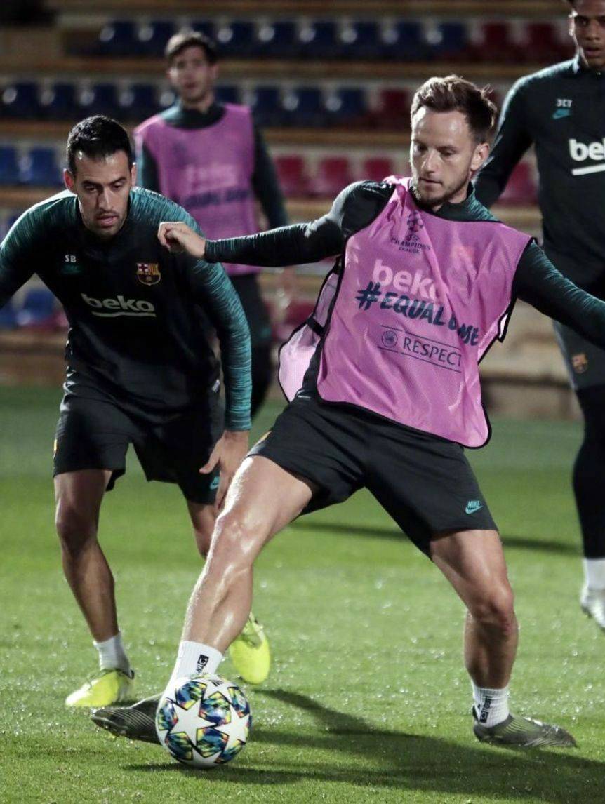 巴萨训练梅西日常坐球