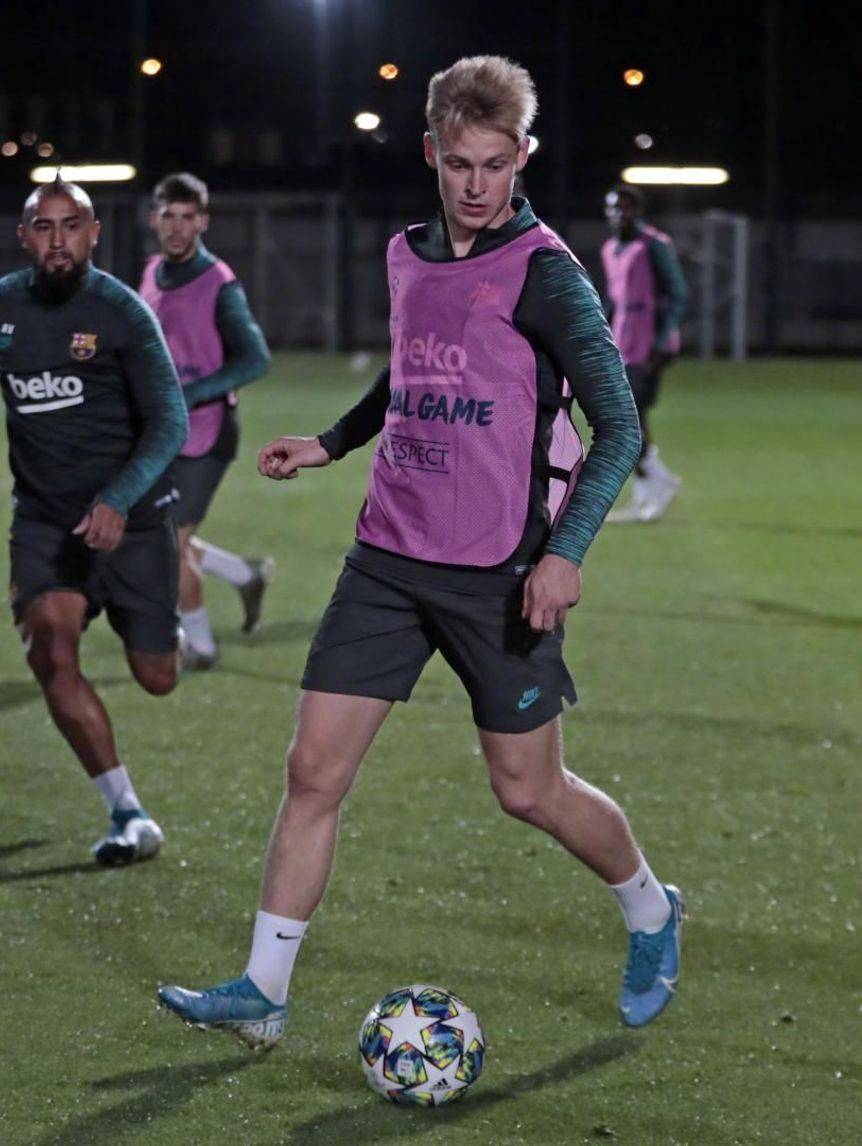 巴萨训练梅西日常坐球