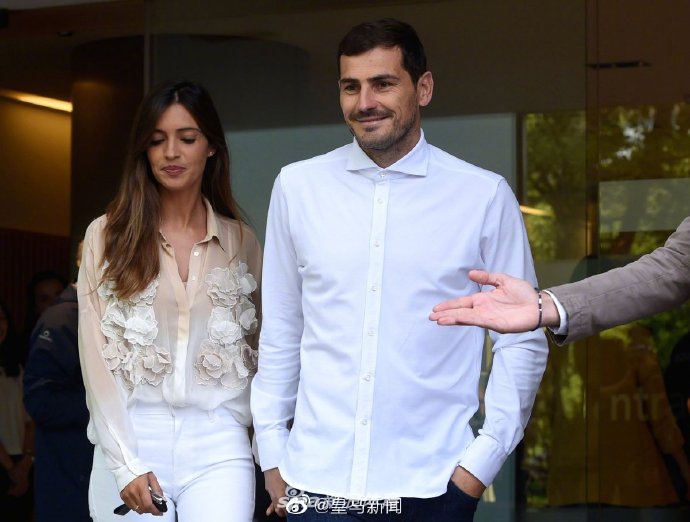 卡西出院了！手牵妻子笑容洋溢