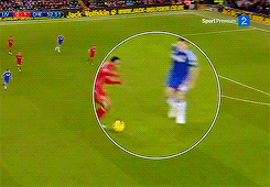 扯裤锁喉+抱摔！足坛那些“神”级防守