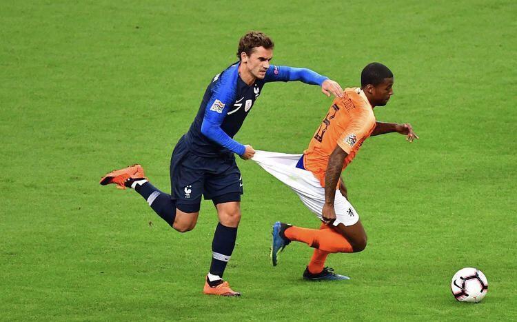 扯裤锁喉+抱摔！足坛那些“神”级防守