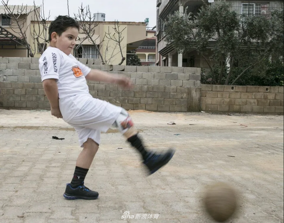 萨拉赫善举！送残疾男孩签名球鞋