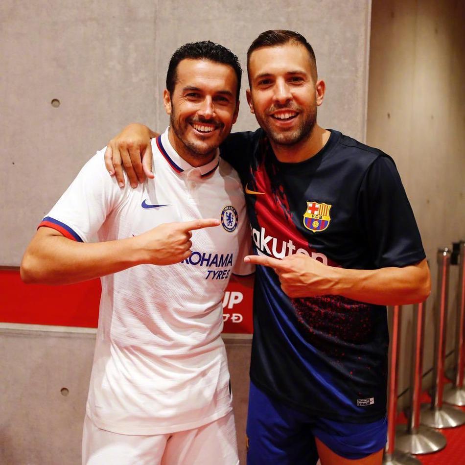 老友重逢！小白比利亚合影巴萨球员