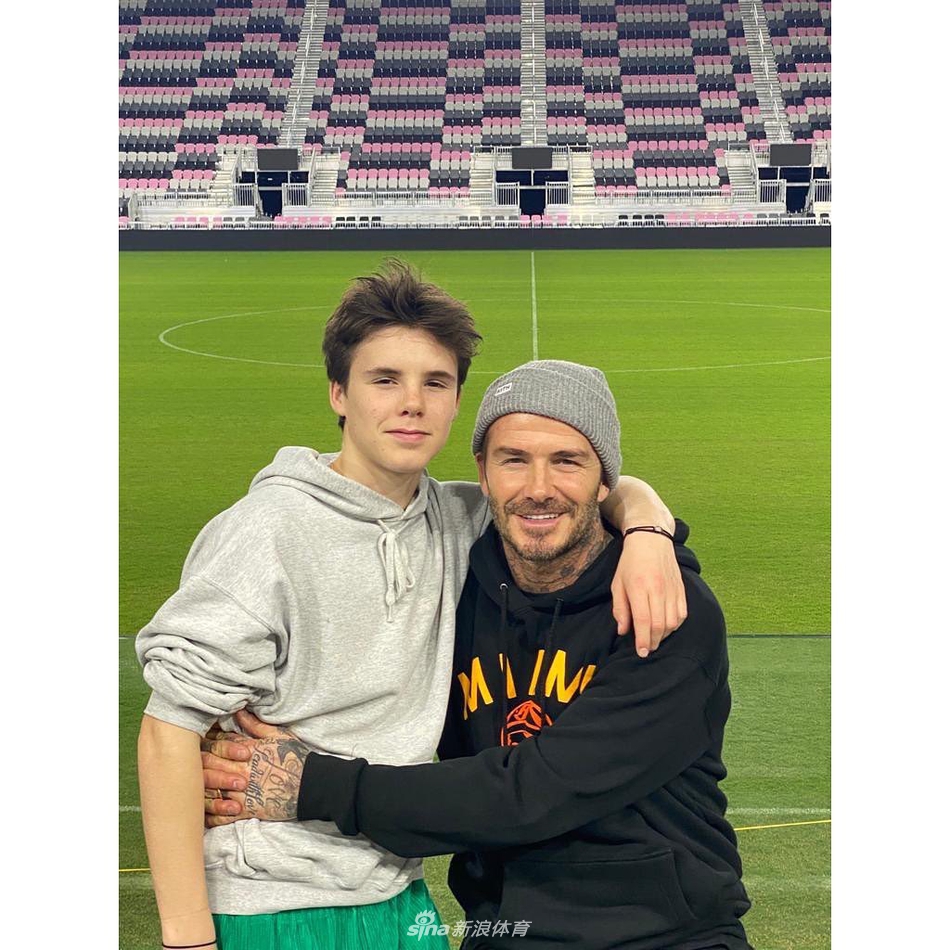 小贝和家人踢球裸上身秀起腹肌