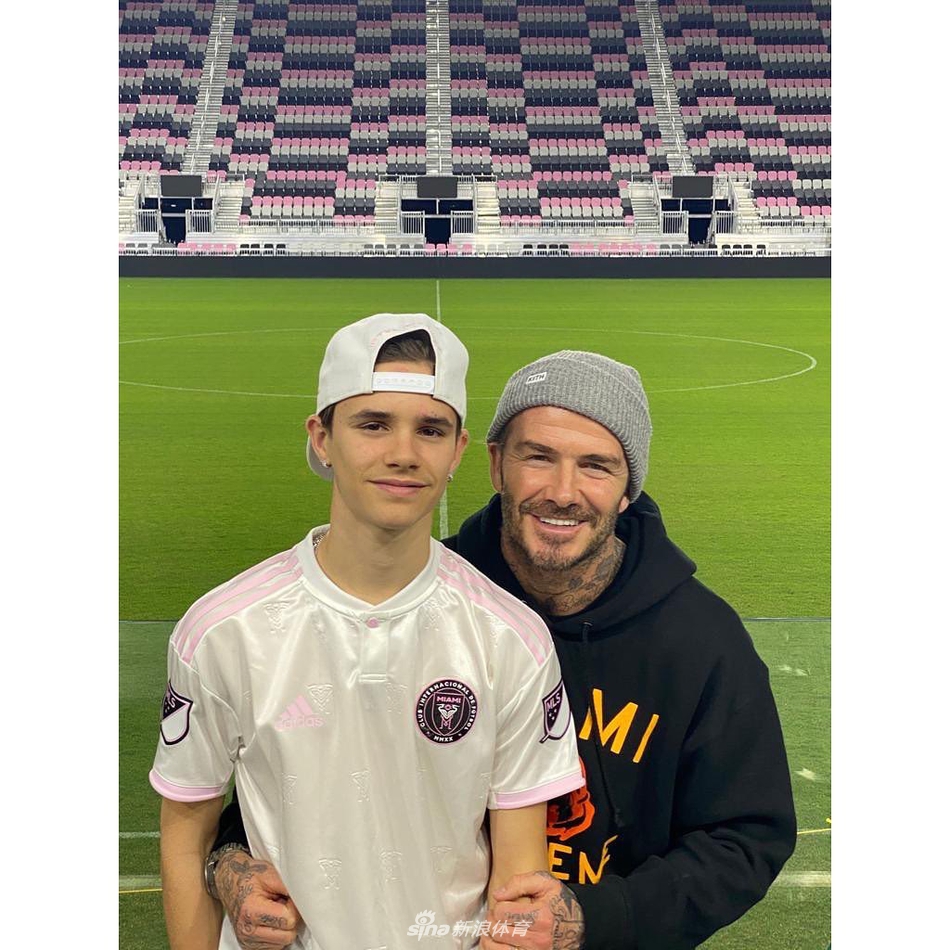 小贝和家人踢球裸上身秀起腹肌