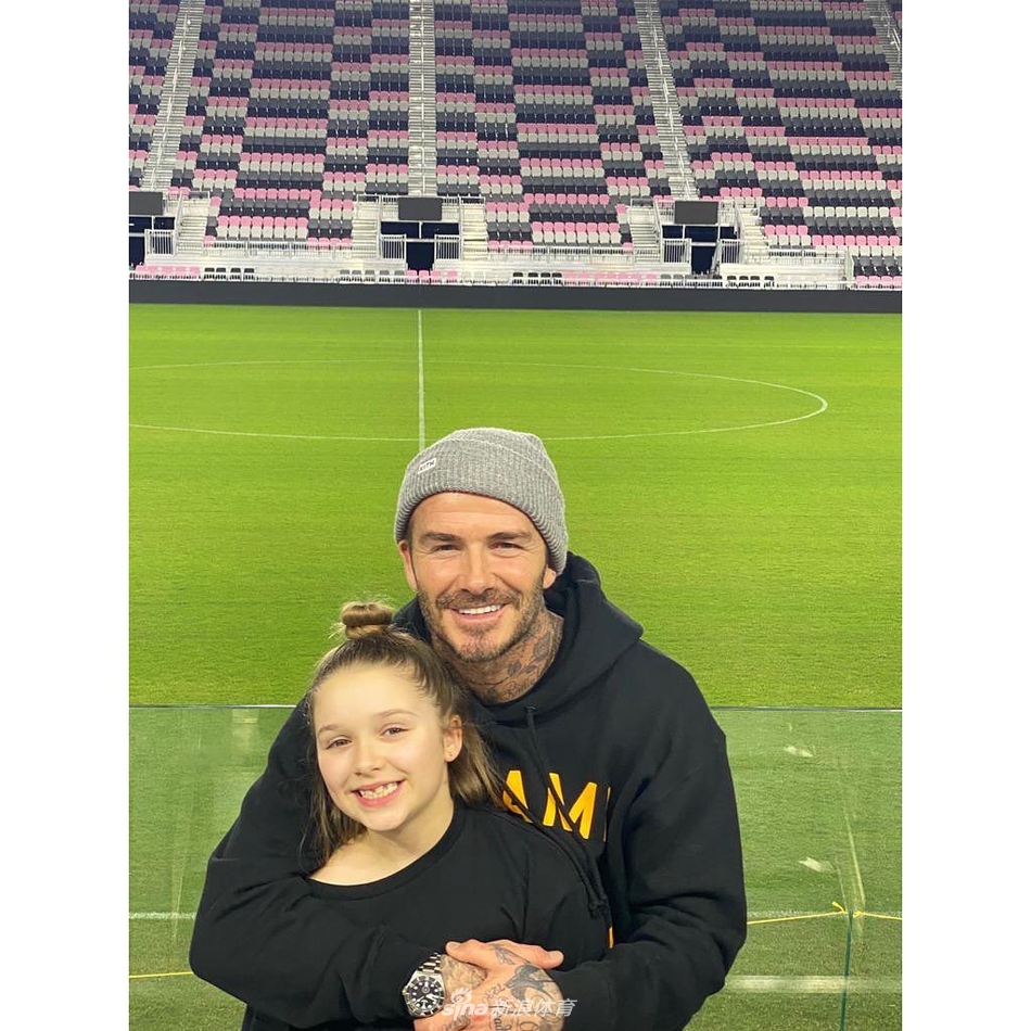 小贝和家人踢球裸上身秀起腹肌