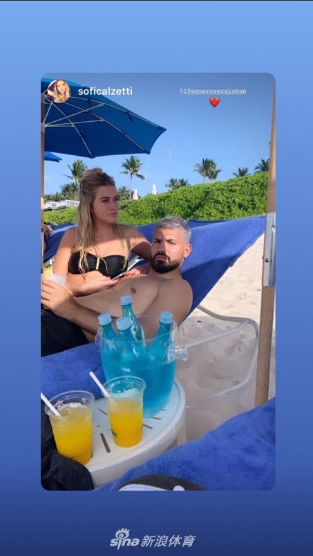 直男阿圭罗!逛街不帮女友拎包