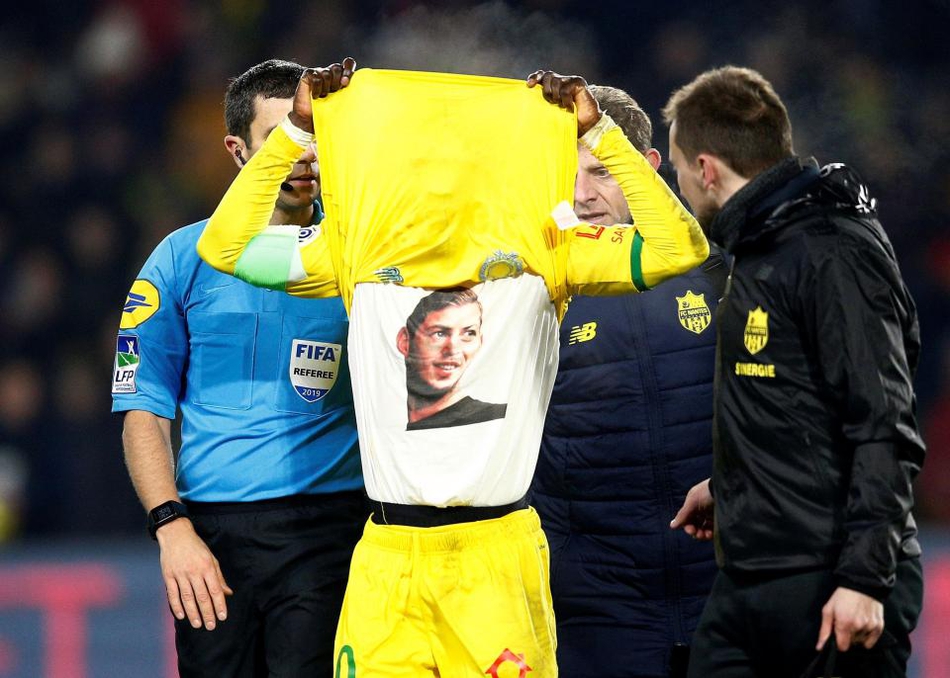 感动！球迷拉巨大tifo悼念萨拉