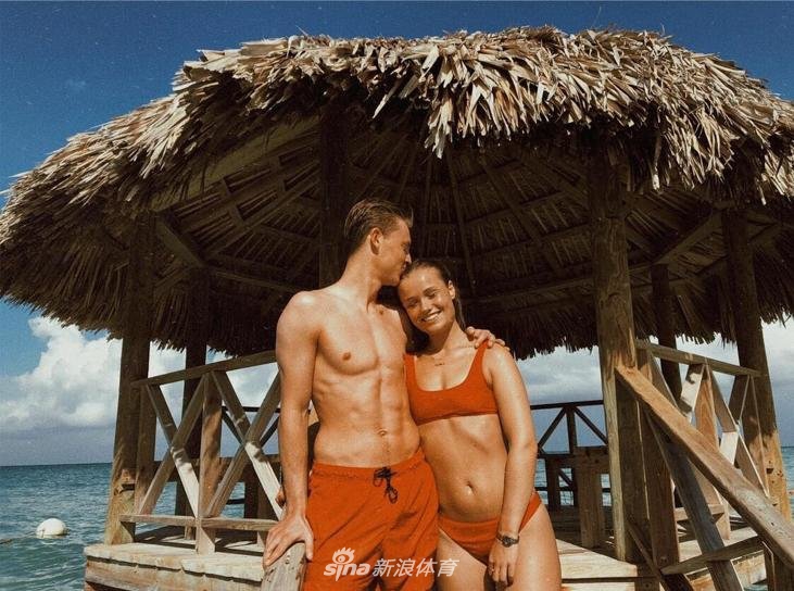 清纯可人！德容女友健美身材小清新