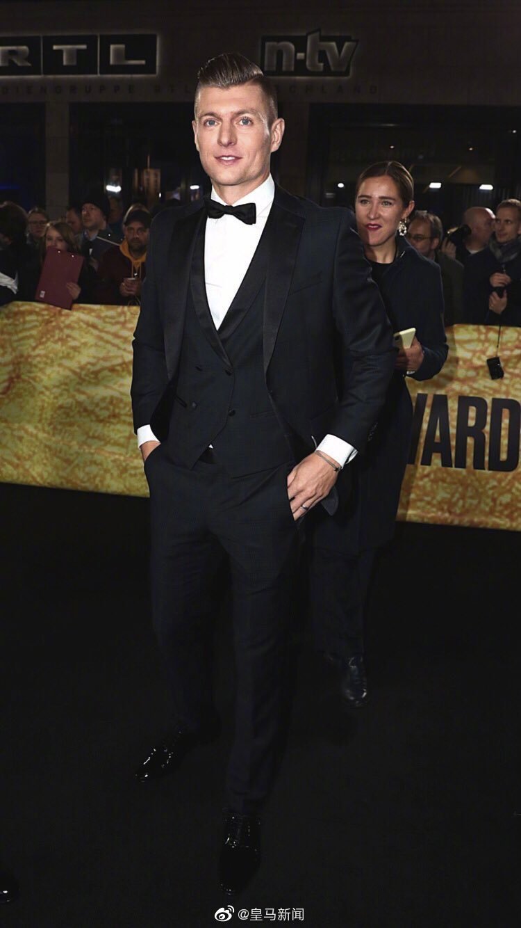 西装帅呆！克罗斯获年度偶像大奖