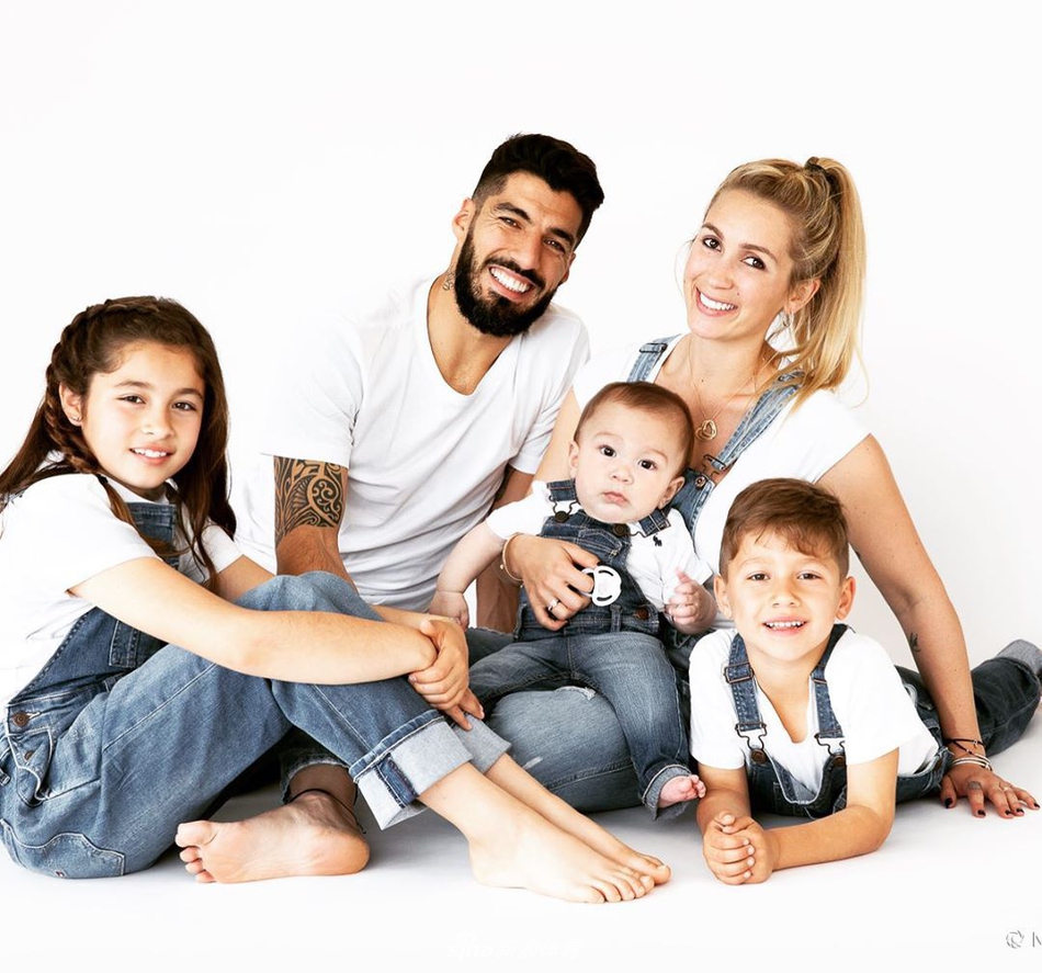 亮眼！巴萨太太团为苏神妻子庆生