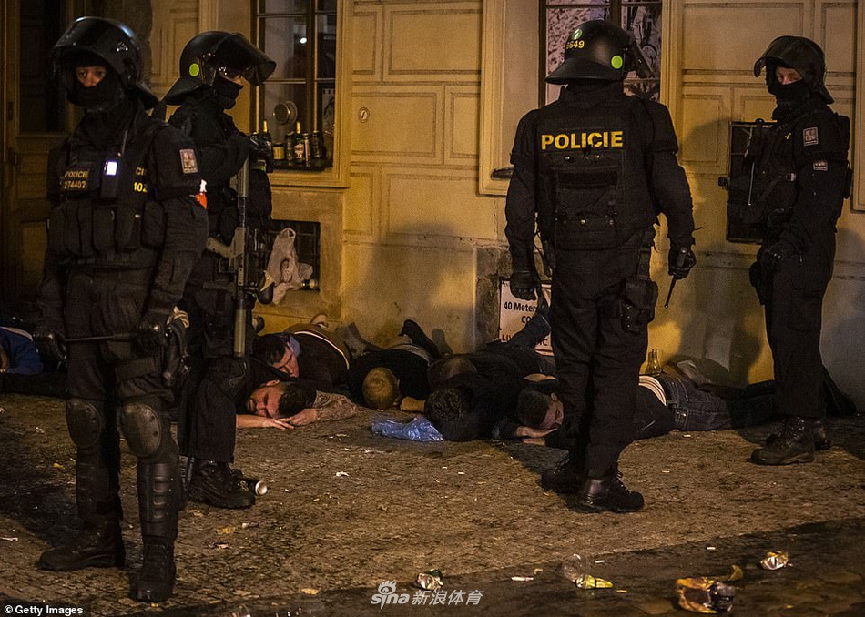 14人被捕!英球迷与警方火爆冲突