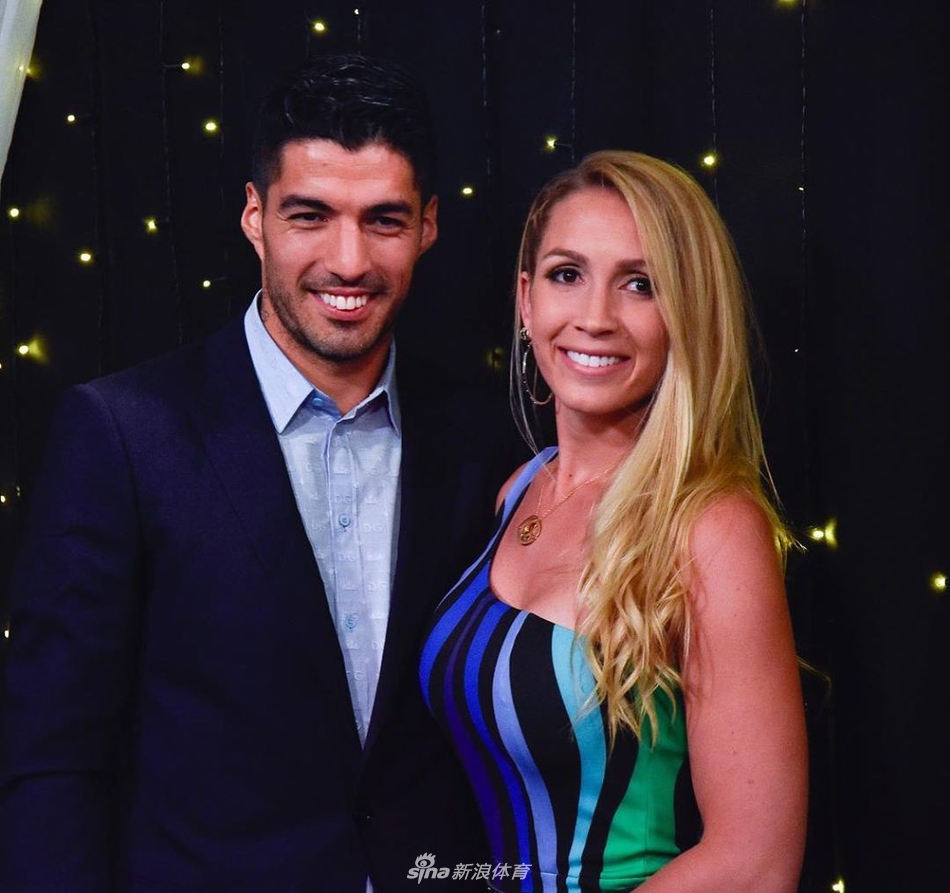 亮眼！巴萨太太团为苏神妻子庆生