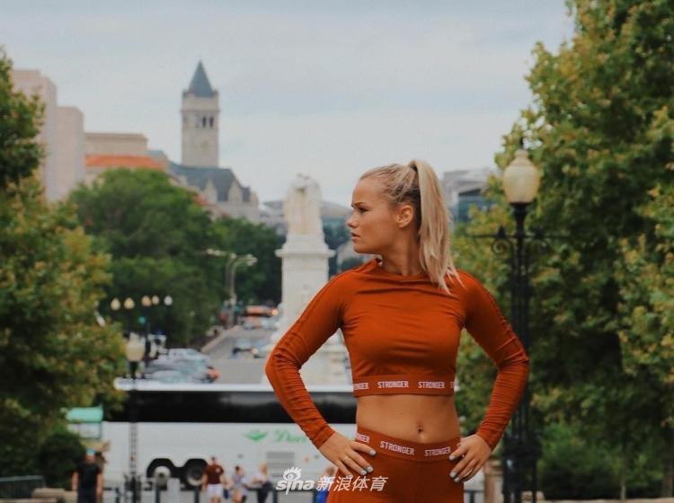 清纯可人！德容女友健美身材小清新