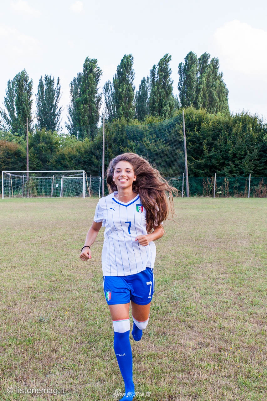 清纯邻家女！意大利女足最美女神