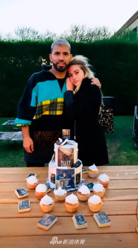 撒狗粮！阿圭罗和女友一同庆生