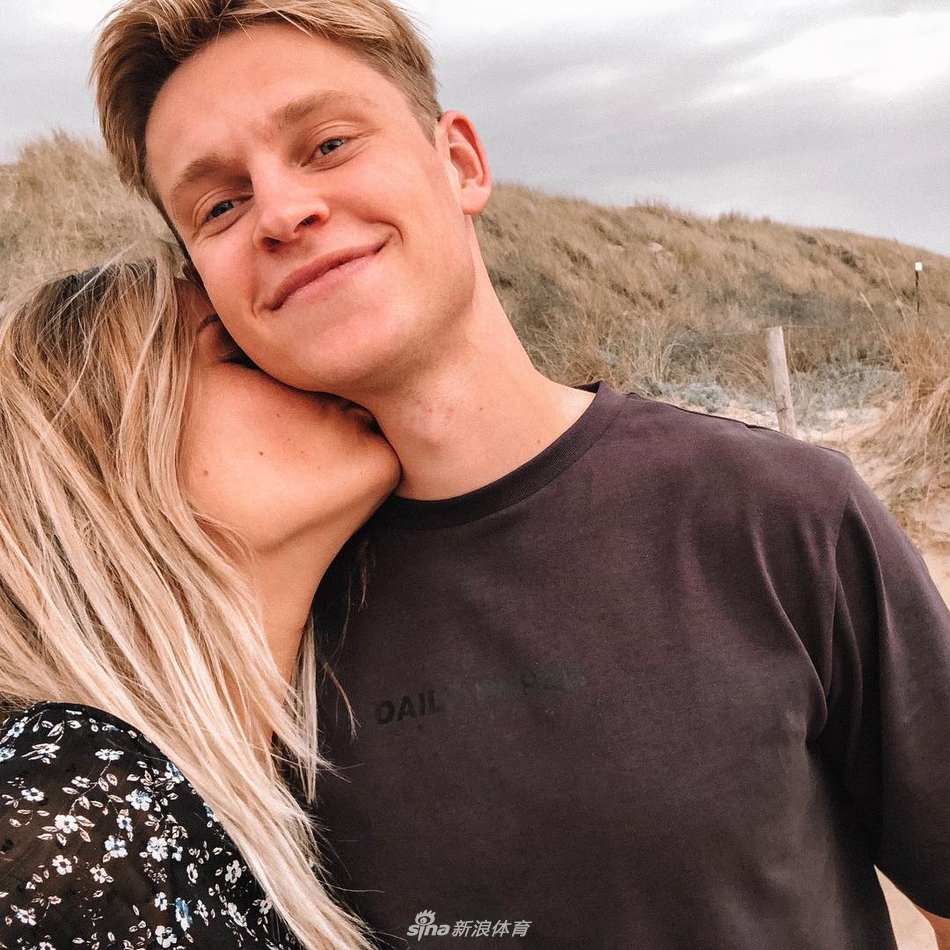 清纯可人！德容女友健美身材小清新