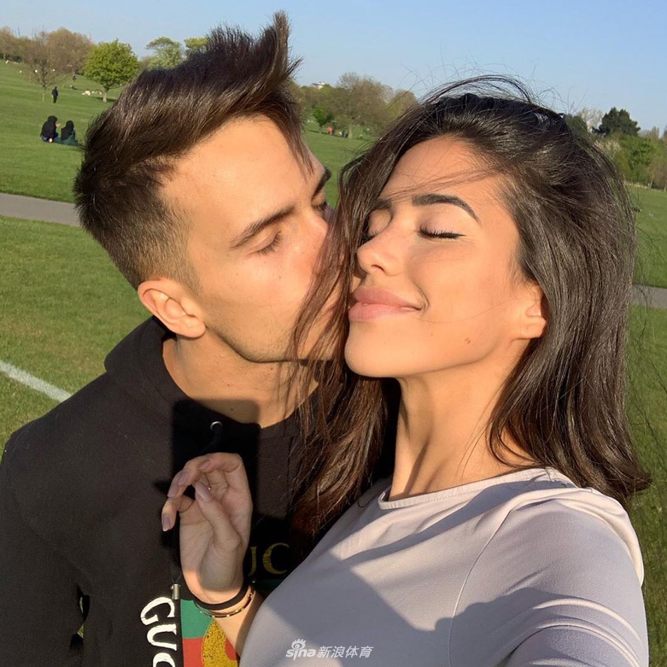 巴萨大将又撒狗粮！有这女友夫复何求？