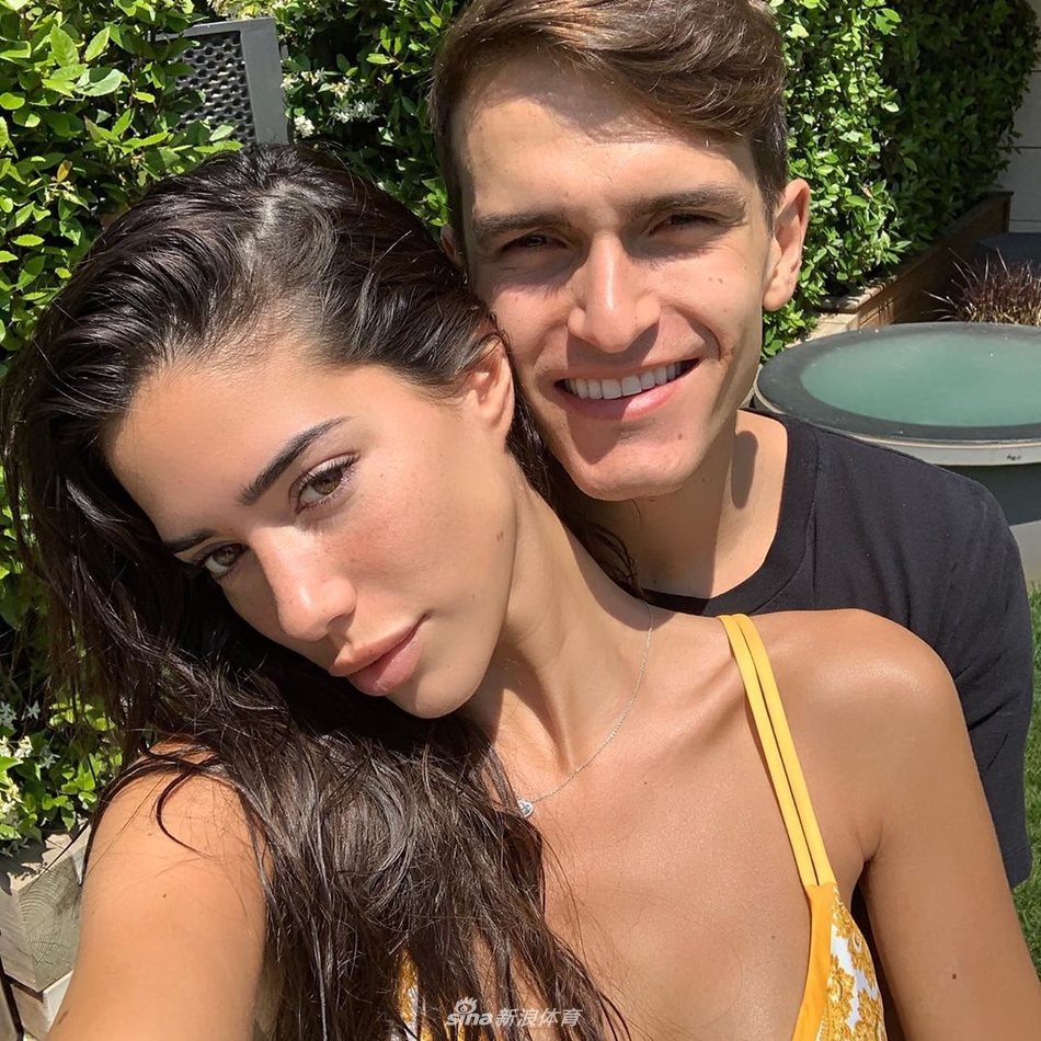 巴萨大将又撒狗粮！有这女友夫复何求？