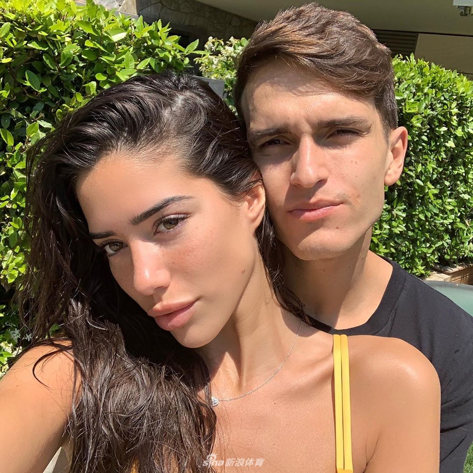 巴萨大将又撒狗粮！有这女友夫复何求？