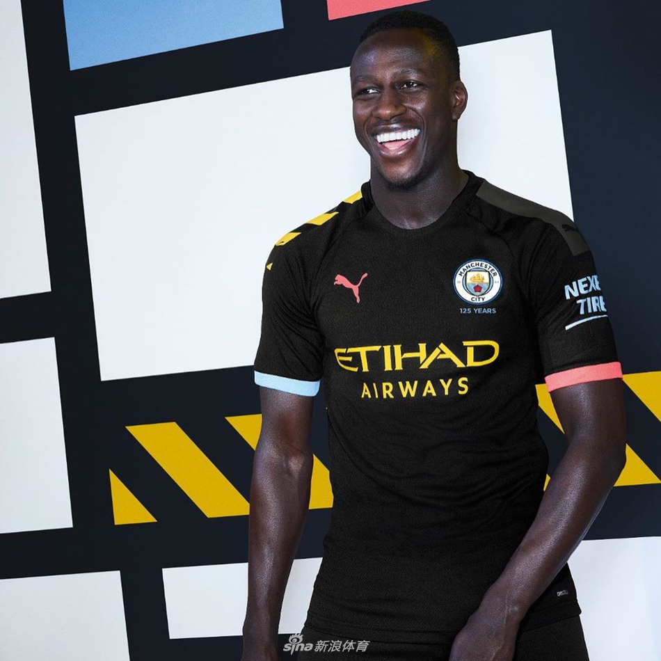 曼城新球衣公布！颜值几分？