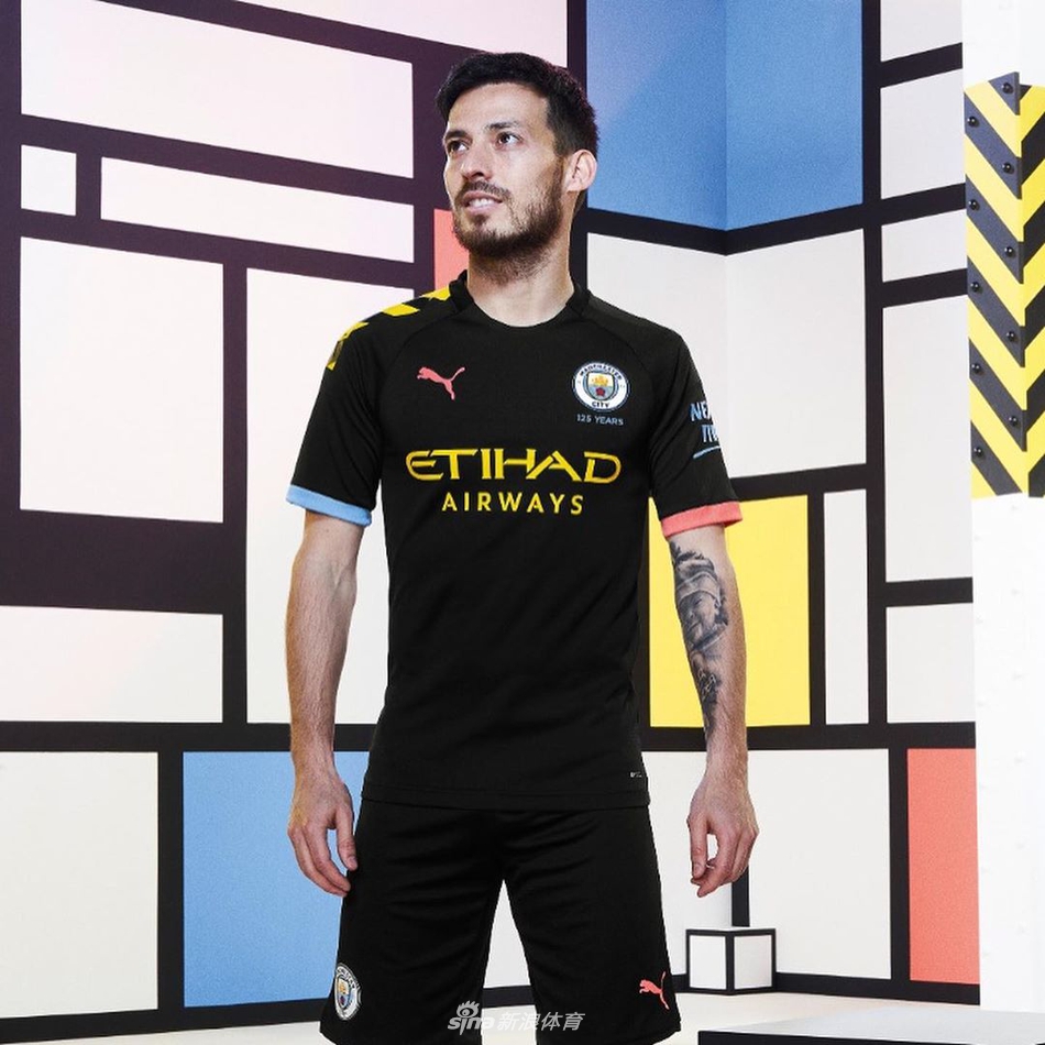 曼城新球衣公布！颜值几分？