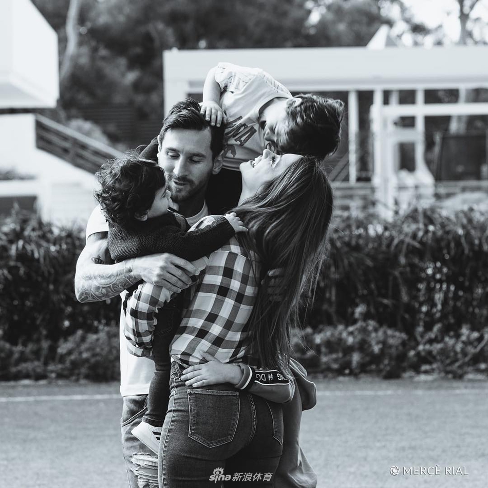 又晒全家福！梅西这一家真甜