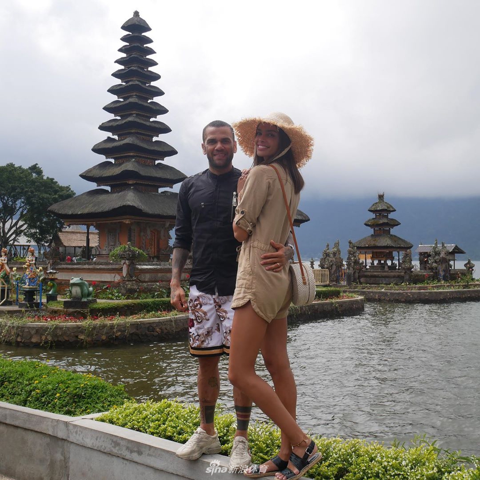 家有娇妻腿长2米！阿尔维斯太有艳福