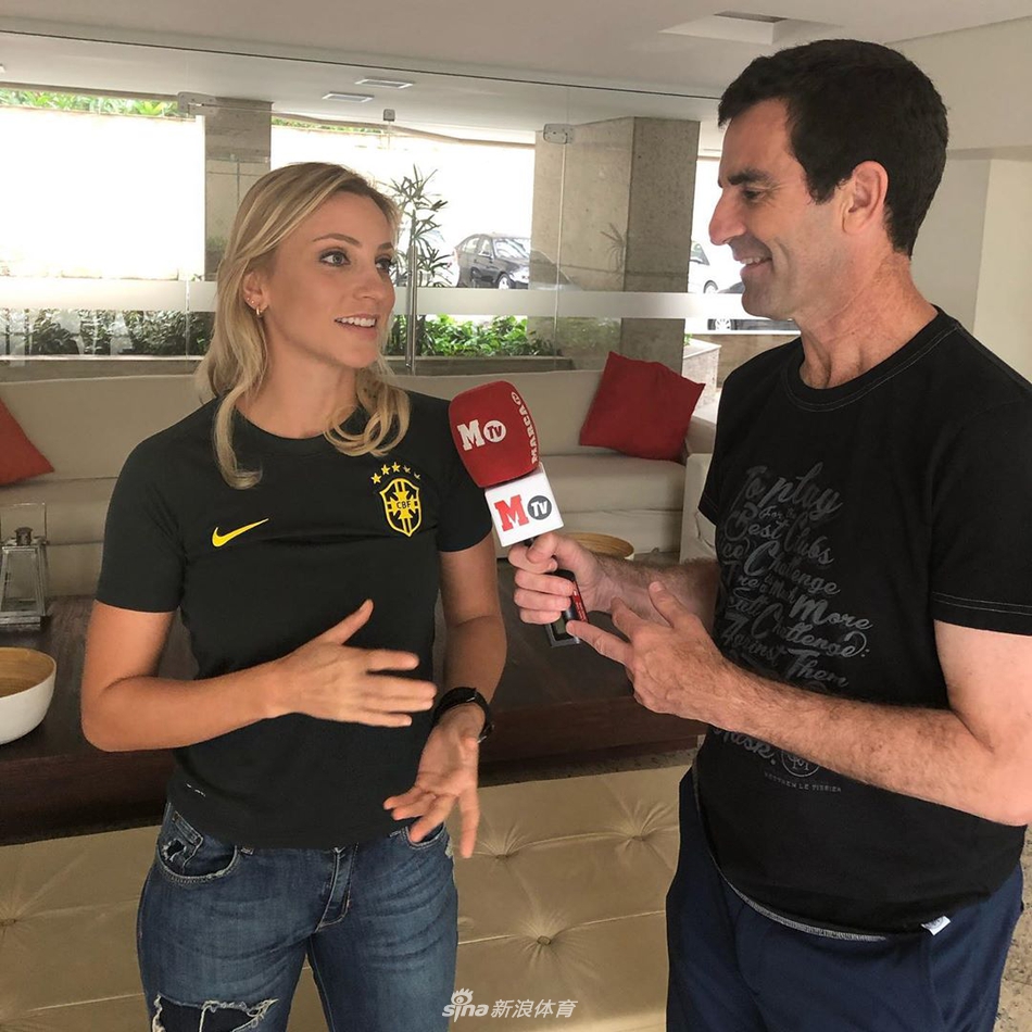 绝美容貌俏身材!因擦汗爆红的美女裁判