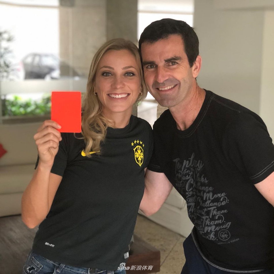 绝美容貌俏身材!因擦汗爆红的美女裁判