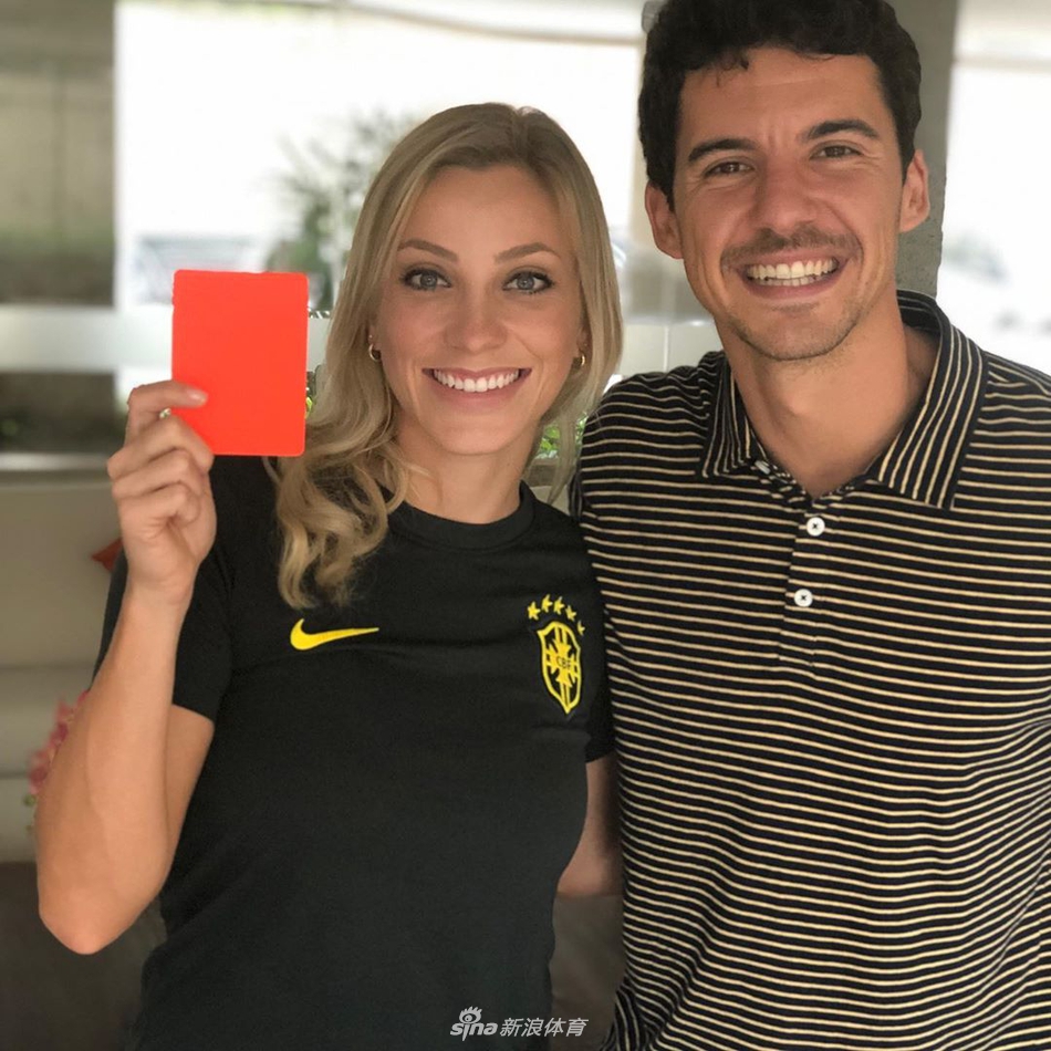 绝美容貌俏身材!因擦汗爆红的美女裁判