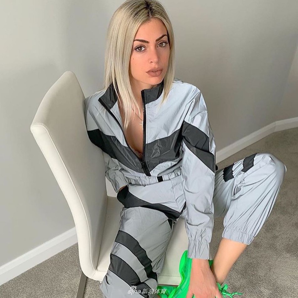 玲珑曲线!曼联妖人为她折腰