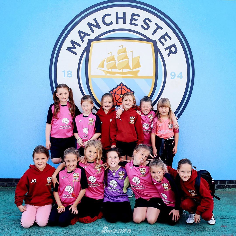 太萌了！曼城小球迷太可爱