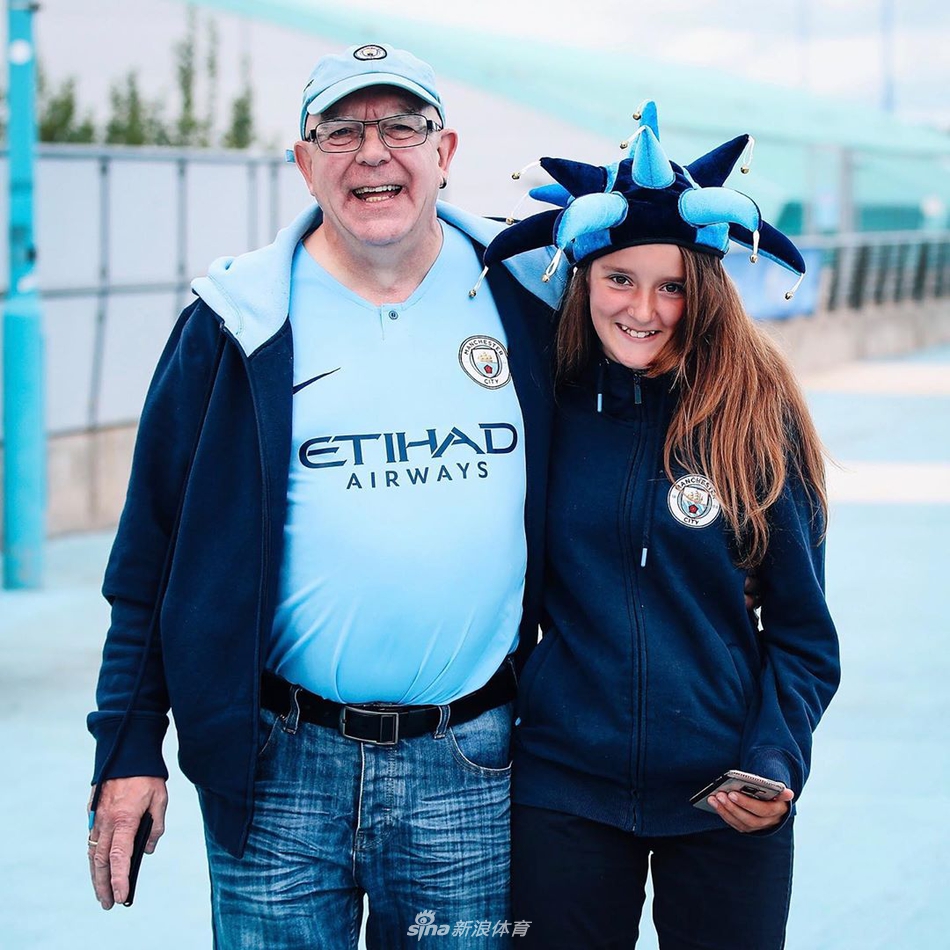 太萌了！曼城小球迷太可爱