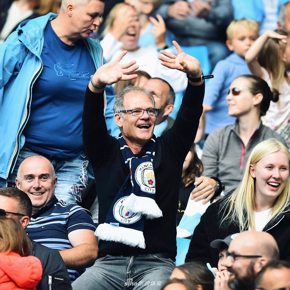 太萌了！曼城小球迷太可爱