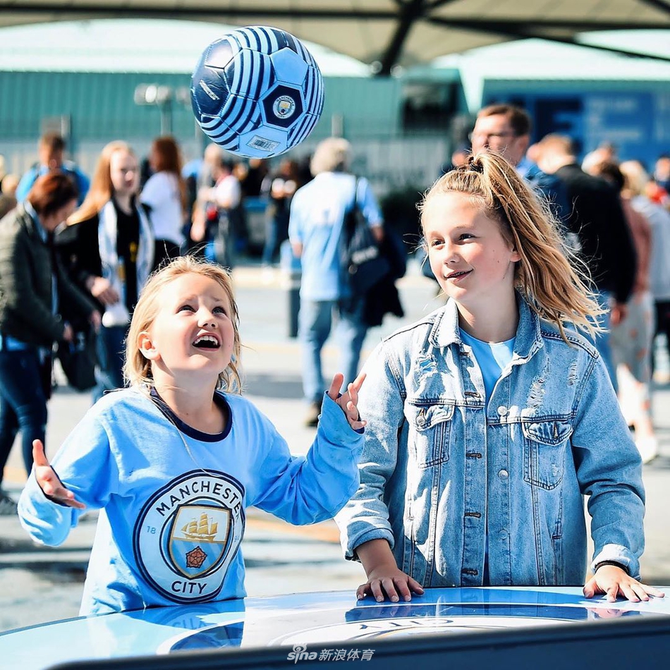太萌了！曼城小球迷太可爱