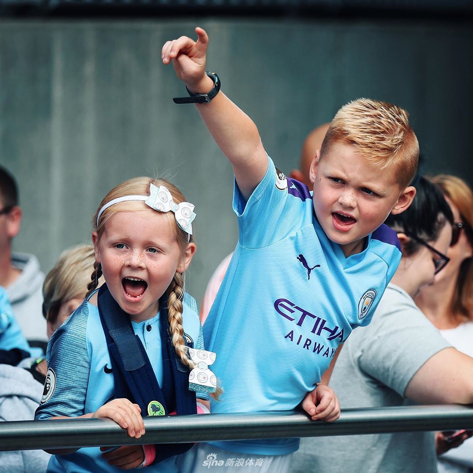 太萌了！曼城小球迷太可爱
