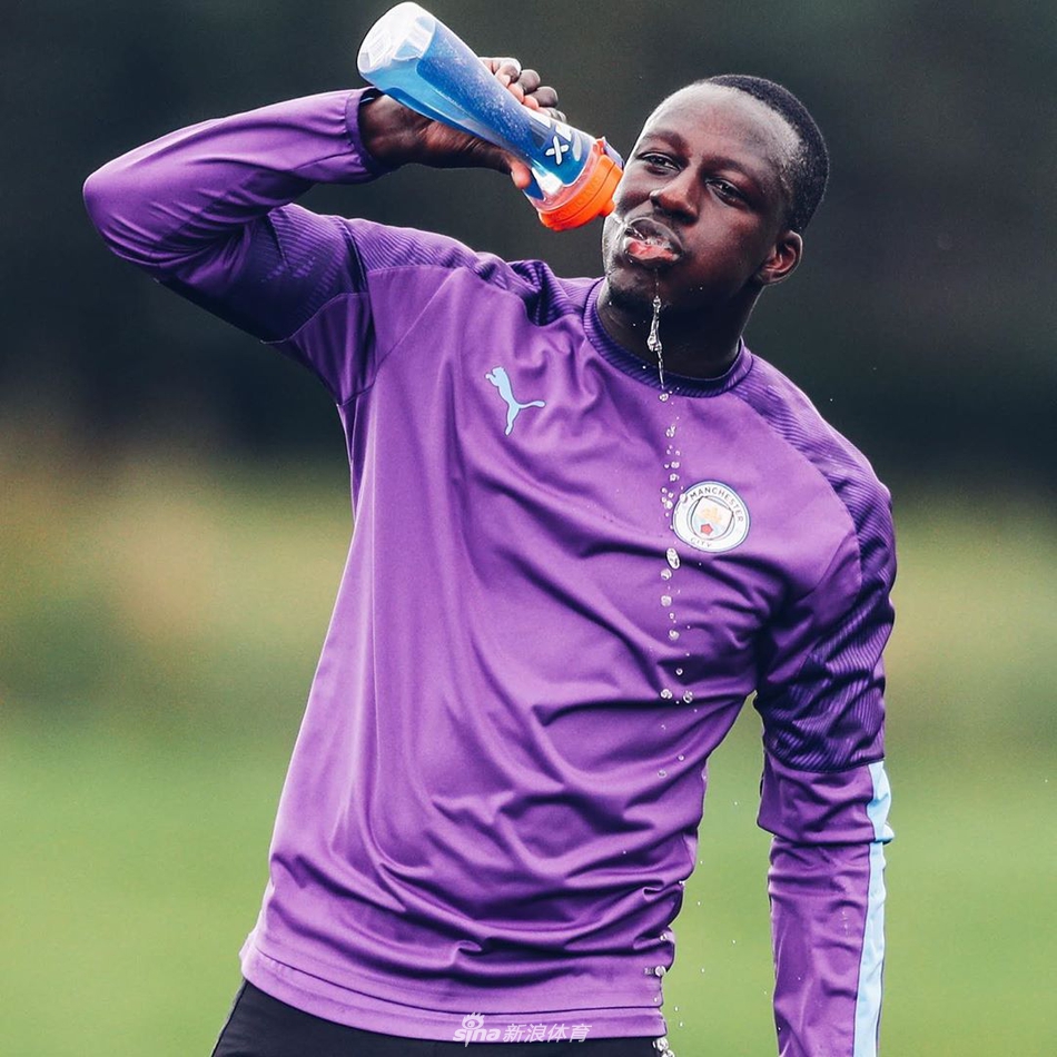 会玩！曼城大将在线演示佛系训练