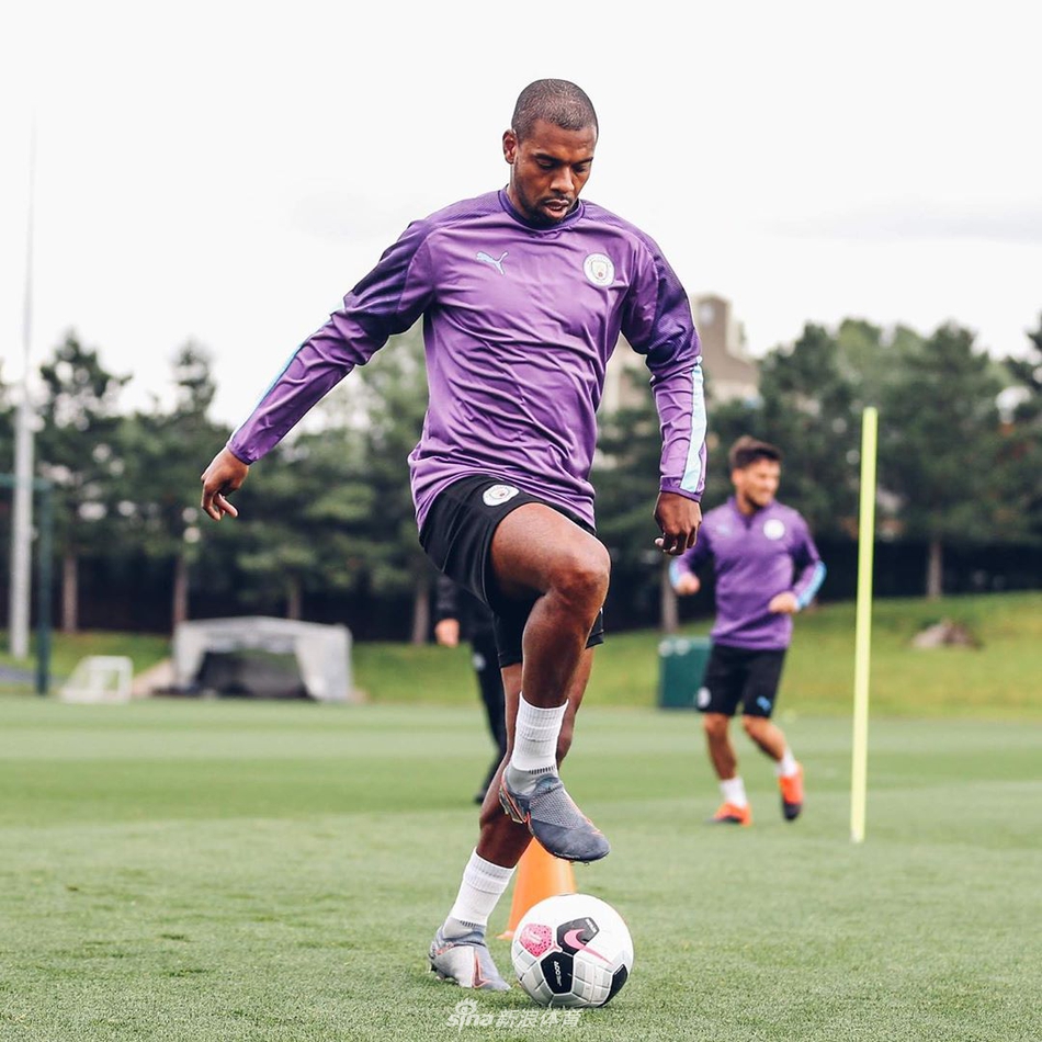会玩！曼城大将在线演示佛系训练