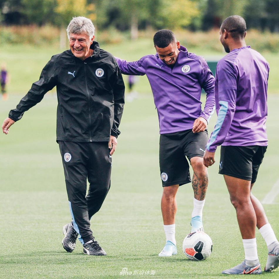 会玩！曼城大将在线演示佛系训练